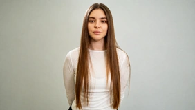 Длинные прямые каштановые волосы спереди: реконструкция Dr. Sorbie.