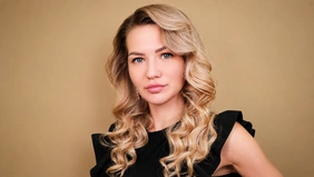 Объёмные локоны на длинных светлых волосах с боковым пробором, портрет.