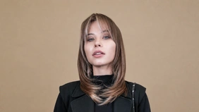 Гладкие волосы средней длины с чёлкой: уход SPA KERATIN от Dr. Sorbie, вид спереди.