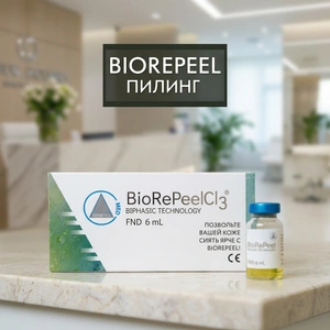 Косметолог наносит пилинг BioRePeelCl3 на лицо клиенту в салоне Зазеркалье