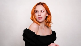 Рыжее каре с волнистой укладкой после окрашивания со стрижкой, портрет в три четверти.